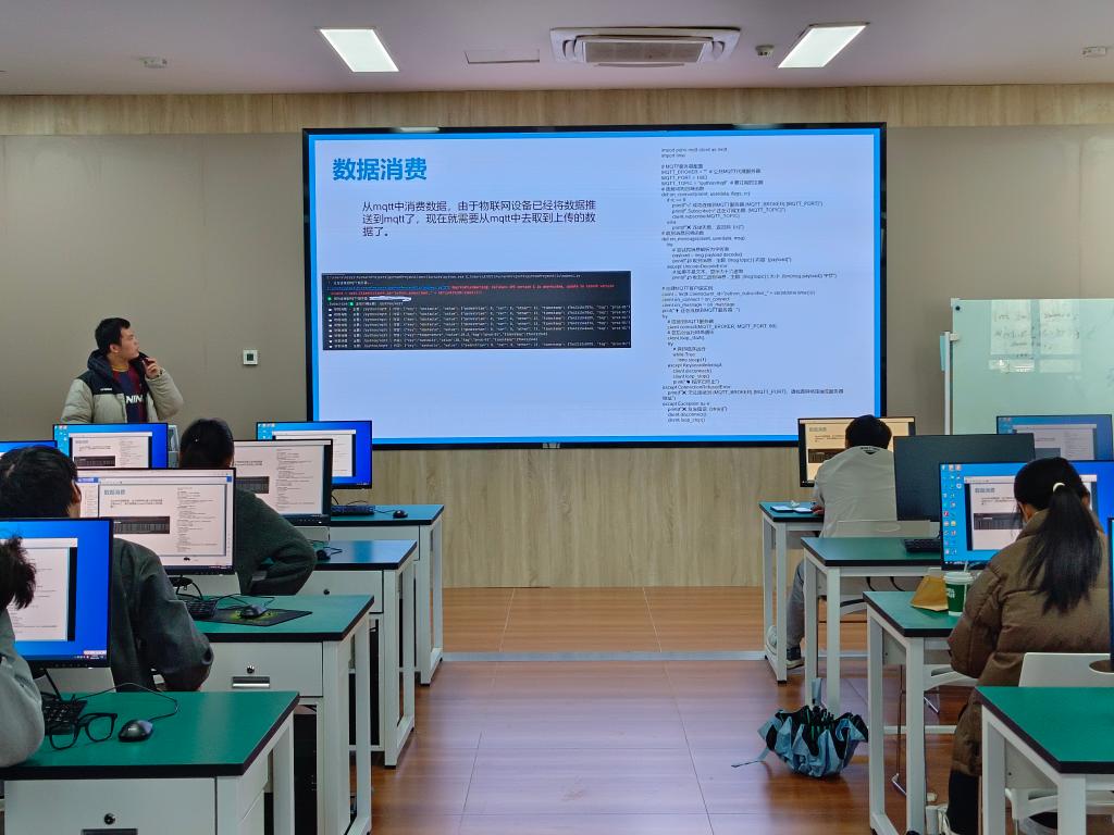 产教融合│在实战中淬炼真本领! --吉利星睿数据智能产业学院组织召开企业案例与学科竞赛项目分享活动